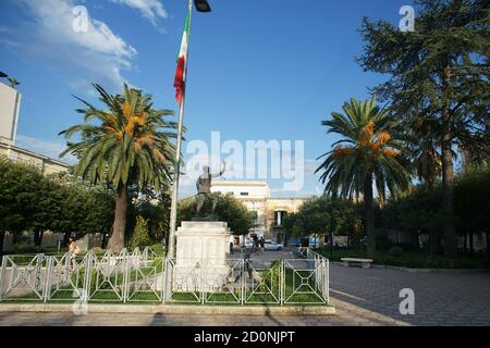 Monumento ai caduti, Piazza Municipio, Bernalda, provincia di Matera, Italia Foto Stock