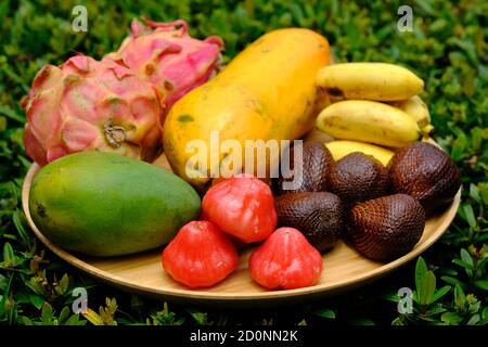 Indonesia Batam - frutti tropicali indonesiani Papaya - prugna - Mango - Salak (frutta del serpente) - Banana - Pitaya (Frutto del drago) Foto Stock