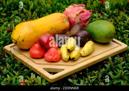 Indonesia Batam - frutti tropicali indonesiani Papaya - prugna - Mango - Salak (frutta del serpente) - Banana - Pitaya (Frutto del drago) Foto Stock