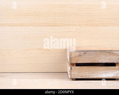 Il cubo di legno come esposizione di prodotto. Un podio per la pubblicità layout con il tuo prodotto Foto Stock
