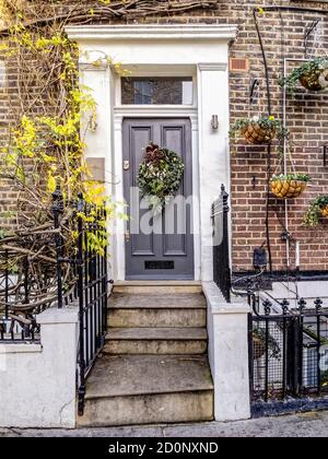 Natale britannico. Una classica casa di Notting Hill con decorazioni festive a Londra, Regno Unito. Foto Stock