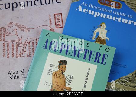 Viersen, Germania - 9 luglio. 2020: Visualizza su mucchio vecchi libri di agopuntura inglese e cinese Foto Stock
