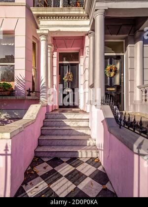 Giorno di Natale a Notting Hill. Due ingressi adiacenti con decorazioni natalizie a Londra, Regno Unito. Foto Stock