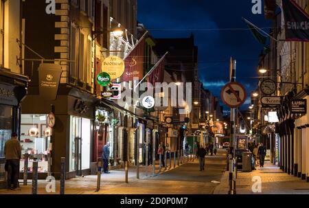 Cork City, Irlanda - 22 aprile 2018: Oliver Plunkett Street a Cork City in una notte di domenica nella Repubblica d'Irlanda, Cork City è la Repubblica di i Foto Stock