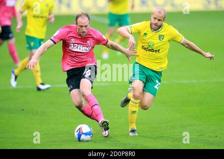 Matt Clarke della contea di Derby (a sinistra) e Teemu Pukki di Norwich City combattono per la palla durante la partita del campionato Sky Bet a Carrow Road, Norwich. Foto Stock