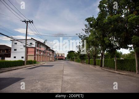 Classico vintage retro edificio casa villaggio per la gente tailandese che vive con strada di cemento a Nonthaburi City a Bangkok, Thailandia Foto Stock