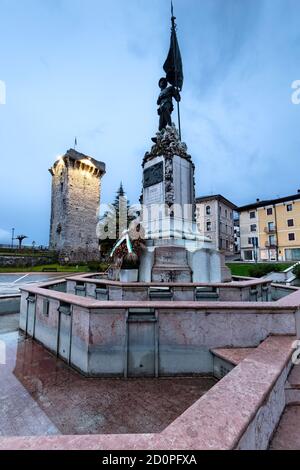 Enego: Il monumento ai caduti della Grande Guerra e la torre medievale costruita dagli Scaligeri. Altopiano di Asiago, provincia di Vicenza, Veneto, Italia. Foto Stock