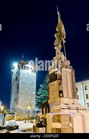 Enego: Il monumento ai caduti della Grande Guerra e la torre medievale costruita dagli Scaligeri. Altopiano di Asiago, provincia di Vicenza, Veneto, Italia. Foto Stock