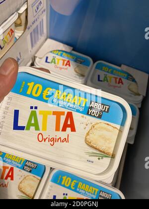 Viersen, Germania - 9 luglio. 2020: Vista sul pacchetto margarine latta nel supermercato tedesco Foto Stock