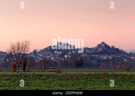 Sopra la pianura lombarda sorge il borgo medievale di Monzambano. Monzambano, provincia Mantova, Lombardia, Italia, Europa. Foto Stock