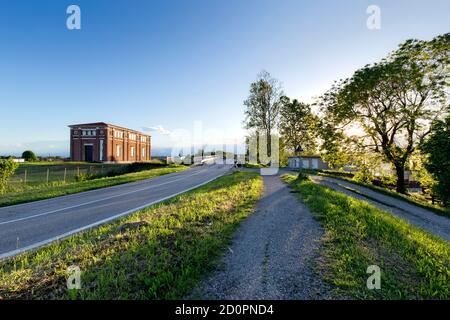 Questa strada in 'Via Argine' a Boretto fu la location di un film nella saga di Don Camillo. Boretto, Emilia Romagna, Italia. Foto Stock