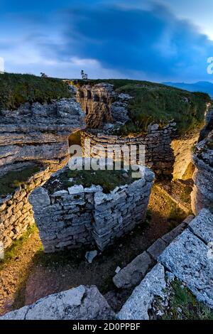 La roccaforte italiana della Grande Guerra a Malga Pidocchio sull'altopiano della Lessinia. Viterbo, Provincia di Viterbo, Lazio, Italia, Europa. Foto Stock