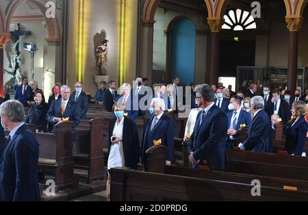 Potsdam, Germania. 03 ottobre 2020. Il presidente federale Frank-Walter Steinmeier (M) e sua moglie Elke Büdenbender parteciperanno ad un servizio ecumenico il giorno dell'unità tedesca nella chiesa di San Pietro e Paolo. Alla loro sinistra ci sono l'ex presidente tedesco Horst Köhler e sua moglie Eva Luise Köhler. Quest'anno Potsdam ospiterà la celebrazione centrale della Giornata dell'unità tedesca. Credit: Christian Ditsch/epd POOL/dpa/Alamy Live News Foto Stock