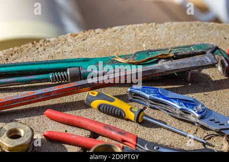 primo piano degli attrezzi idraulici usurati Foto Stock