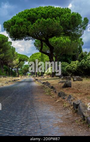 Una giornata estiva nell'antica città di Roma, quasi abbandonata Foto Stock