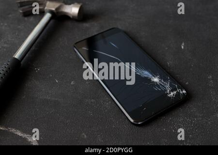 Smartphone cellulare rotto da un hummer. Foto Stock