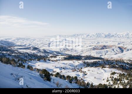 Posizione dei monti Tian Shan, Uzbekistan, Asia centrale. Incredibile bellezza del paesaggio invernale. Stazione sciistica di Beldersay Foto Stock