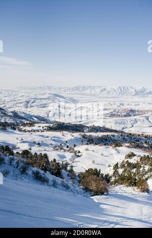 Posizione dei monti Tian Shan, Uzbekistan, Asia centrale. Incredibile bellezza del paesaggio invernale. Stazione sciistica di Beldersay Foto Stock