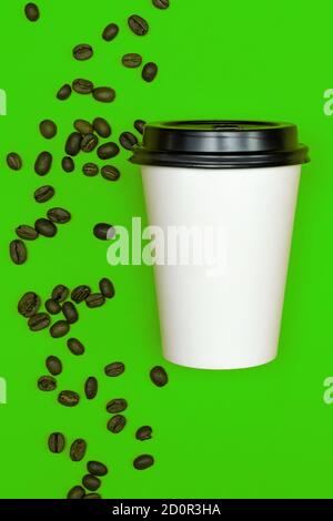 togliere la tazza di caffè vuoto spazio vuoto per la copia testo di disegno o banner del marchio Foto Stock