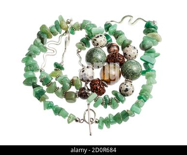 collana aggrovigliata realizzata a mano da gemme di aventurina verde tumbled, palla di agata spaccata, aplite, rhodonite e perline di rudraksha isolate sulla parte posteriore bianca Foto Stock