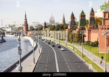 Vista sopra l'argine del Cremlino e le Torri del Cremlino lungo Moskva Fiume nella città di Mosca dal Ponte Moskvoretsky Bolshoy sul sole giorno d'autunno Foto Stock