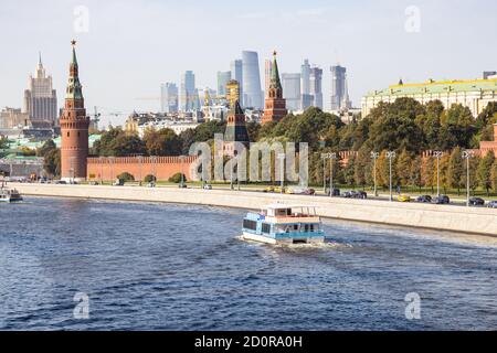 Vista del Cremlino con la città di Mosca e grattacieli del Ministero Affari esteri sullo sfondo di Bolshoy Moskvoretsky Ponte di Moskva Fiume sul sole Foto Stock