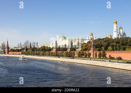 Vista dell'argine del Cremlino del fiume Moskva da Moskvoretsky Ponte sulla soleggiata giornata autunnale Foto Stock