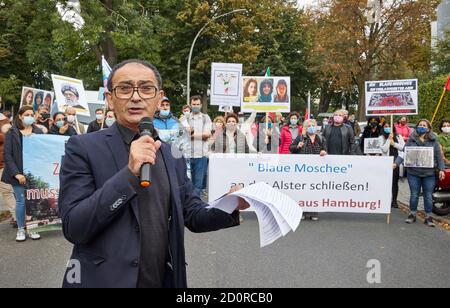 Amburgo, Germania. 03 ottobre 2020. Kazem Moussavi, relatore del Partito Verde Iran/Berlino, parla ad una manifestazione di fronte alla Moschea Blu. Iraniani e altri partecipanti hanno manifestato, tra l'altro, durante la Giornata della Moschea aperta per la chiusura della Moschea Blu e per l'immediata cessazione del trattato di Stato con le associazioni islamiche ortodosse. Credit: Georg Wendt/dpa/Alamy Live News Foto Stock