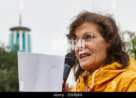 Amburgo, Germania. 03 ottobre 2020. Gudrun Schittek (Bündnis 90/Die Grünen), membro del parlamento di Amburgo, partecipa a una manifestazione di fronte alla Moschea Blu. La torre minareto della Moschea Blu può essere vista sullo sfondo. Iraniani e altri partecipanti hanno manifestato, tra l'altro, durante la Giornata della Moschea aperta per la chiusura della Moschea Blu e per l'immediata cessazione del trattato di Stato con le associazioni islamiche ortodosse. Credit: Georg Wendt/dpa/Alamy Live News Foto Stock