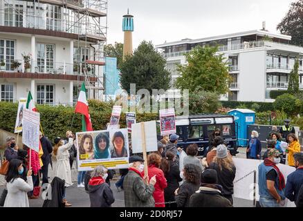 Amburgo, Germania. 03 ottobre 2020. Stand dimostrativo sulla splendida vista di fronte alla Moschea Blu. Sullo sfondo si può vedere la torre minareto della Moschea Blu. Iraniani e altri partecipanti hanno manifestato, tra l'altro, durante la Giornata della Moschea aperta per la chiusura della Moschea Blu e per l'immediata cessazione del trattato di Stato con le associazioni islamiche ortodosse. Credit: Georg Wendt/dpa/Alamy Live News Foto Stock