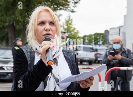 Amburgo, Germania. 03 ottobre 2020. Susanne Winkelmann (Frauen Union CDU/Heidekreis) parla ad una dimostrazione di fronte alla Moschea Blu. Iraniani e altri partecipanti hanno manifestato, tra l'altro, durante la Giornata della Moschea aperta per la chiusura della Moschea Blu e per la conclusione immediata del trattato di Stato con le associazioni islamiche ortodosse. Credit: Georg Wendt/dpa/Alamy Live News Foto Stock