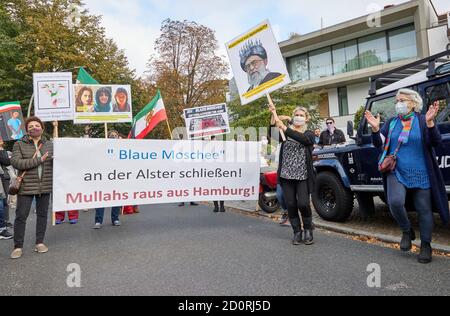 Amburgo, Germania. 03 ottobre 2020. I partecipanti di una dimostrazione davanti alla Moschea Blu tengono dei banner con l'iscrizione: 'Chiudi la Moschea Blu sull'Alster! Mullah fuori Amburgo!" E 'Atomic affare con Ayatollah??? Ali Khamenei esporta il terrore, vuole distruggere Israele, nega l'olocausto!!". Iraniani e altri partecipanti hanno manifestato, tra l'altro, alla Giornata della Moschea aperta per la chiusura della Moschea Blu e per l'immediata cessazione del trattato di Stato con le associazioni islamiche ortodosse. Credit: Georg Wendt/dpa/Alamy Live News Foto Stock