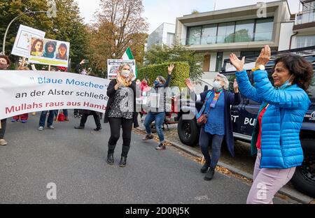 Amburgo, Germania. 03 ottobre 2020. I partecipanti di una danza dimostrativa davanti ad un banner con l'iscrizione: 'Chiudi la Moschea Blu sull'Alster! Mullah fuori Amburgo!". Iraniani e altri partecipanti hanno manifestato, tra l'altro, durante la Giornata della Moschea aperta per la chiusura della Moschea Blu e per la conclusione immediata del trattato di Stato con le associazioni islamiche ortodosse. Credit: Georg Wendt/dpa/Alamy Live News Foto Stock