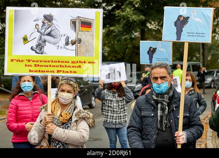 Amburgo, Germania. 03 ottobre 2020. I partecipanti di una manifestazione davanti alla Moschea Blu hanno in mano bandiere con l'iscrizione: 'Non c'è posto per i terroristi in Germania' e 'libertà, uguaglianza, Repubblica Iraniana'. Iraniani e altri partecipanti hanno manifestato, tra l'altro, durante la Giornata della Moschea aperta per la chiusura della Moschea Blu e per l'immediata cessazione del trattato di Stato con le associazioni islamiche ortodosse. Credit: Georg Wendt/dpa/Alamy Live News Foto Stock