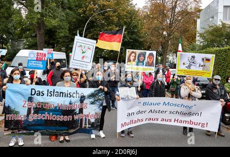 Amburgo, Germania. 03 ottobre 2020. I partecipanti ad una dimostrazione davanti alla Moschea Blu hanno in mano dei banner con l'iscrizione: 'Il Centro Islamico di Amburgo deve essere chiuso' e 'chiudere la Moschea Blu sull'Alster! Mullah fuori Amburgo!". Iraniani e altri partecipanti hanno manifestato, tra l'altro, durante la Giornata della Moschea aperta per la chiusura della Moschea Blu e per l'immediata cessazione del trattato di Stato con le associazioni islamiche ortodosse. Credit: Georg Wendt/dpa/Alamy Live News Foto Stock