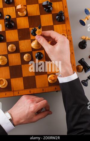 Uomo d'affari che gioca a scacchi. Foto Stock