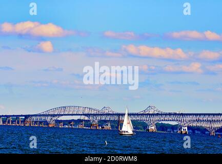 Nave a vela in movimento di fronte al Chesapeake Bay Bridge nel Maryland Foto Stock