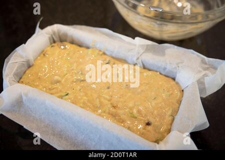Miscela di torta di zucchine in una teglia (prima della cottura) Foto Stock