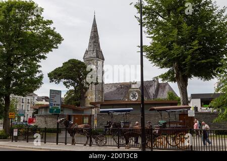 Killarney, Irlanda - 25 giugno 2018: Centro di Killarney, cavalli e carrelli utilizzati per il trasporto di turisti in giro per l'area di Killarney Foto Stock