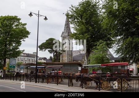 Killarney, Irlanda - 25 giugno 2018: Centro di Killarney, cavalli e carrelli utilizzati per il trasporto di turisti in giro per l'area di Killarney Foto Stock