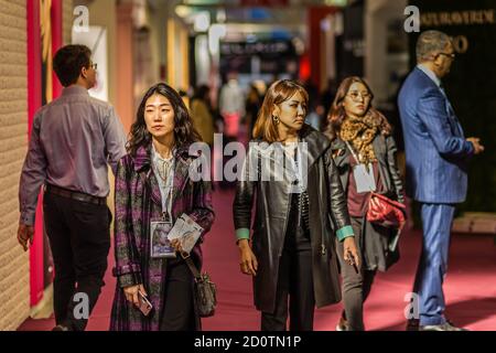 BOLOGNA (BO), ITALIA - 14 MARZO 2019: I visitatori visitano la COSMOPROF, fiera dell'industria della bellezza Foto Stock