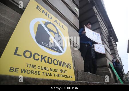 Insegne ad una protesta anti-blocco in Old Market Square, Nottingham, dopo una serie di nuove restrizioni per combattere l'aumento dei casi di coronavirus è entrato in vigore in Inghilterra. Foto Stock