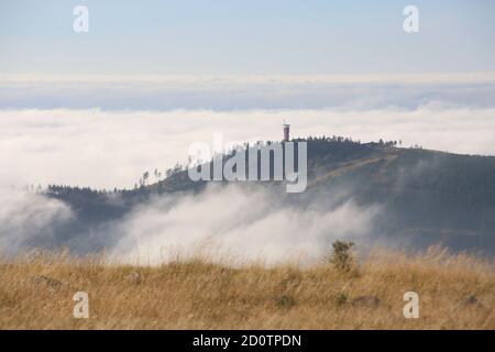 03 ottobre 2020, Sassonia-Anhalt, Schierke: Vista del Wurmberg dal vertice di Brocken. Una situazione meteorologica di inversione ha causato la formazione di uno strato di nube sotto il Brocken e parti coperte delle montagne Harz in nebbia. Foto: Mathias Bein/dpa-Zentralbild/dpa Foto Stock