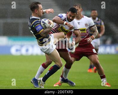 La Richie Myler di Leeds Rhinos (a sinistra) è affrontata dal francese Bevan dei guerrieri di Wigan durante la semifinale della Coral Challenge Cup presso il Totally Wicked Stadium, St Helens. Foto Stock