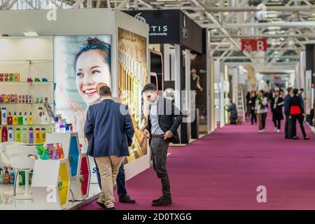 BOLOGNA (BO), ITALIA - 14 MARZO 2019: I visitatori visitano la COSMOPROF, fiera dell'industria della bellezza Foto Stock