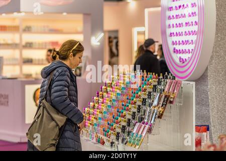 BOLOGNA (BO), ITALIA - 14 MARZO 2019: I visitatori visitano la COSMOPROF, fiera dell'industria della bellezza Foto Stock