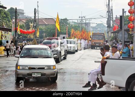 Phuket Town / Thailandia - 7 ottobre 2019: Phuket Vegetarian Festival o Nine Emperor Gods Festival processione di strada, sfilata con una fila di veicoli Foto Stock