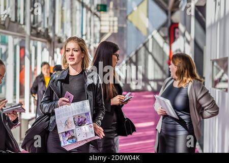 BOLOGNA (BO), ITALIA - 14 MARZO 2019: I visitatori visitano la COSMOPROF, fiera dell'industria della bellezza Foto Stock