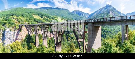 Durdevica Ponte sul fiume Tara in Montenegro, bellissimo panorama Foto Stock