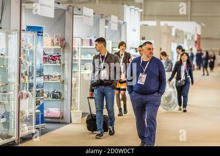 BOLOGNA (BO), ITALIA - 14 MARZO 2019: I visitatori visitano la COSMOPROF, fiera dell'industria della bellezza Foto Stock